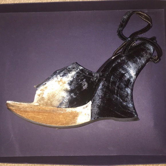 Prada - Picture 2 of 4